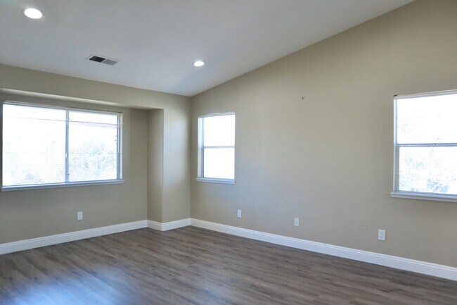 Building Photo - Luxurious 3-bedroom home - beautiful, must...