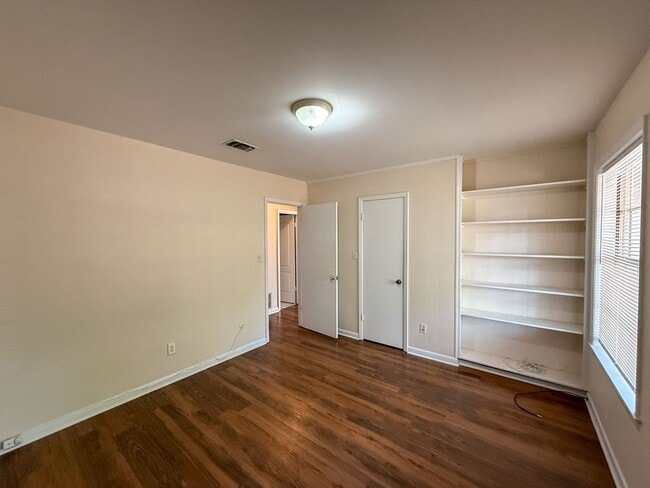 Building Photo - 2 Bedroom 1 Bath Duplex for Rent in Pensac...