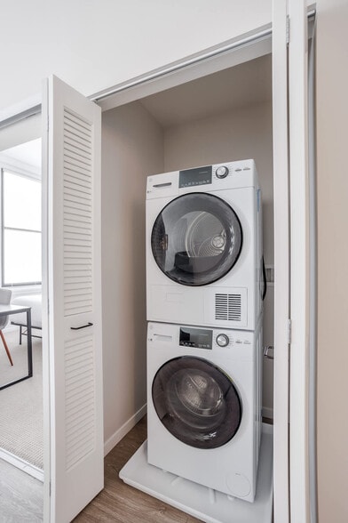 Building Photo - 1 W 4th St