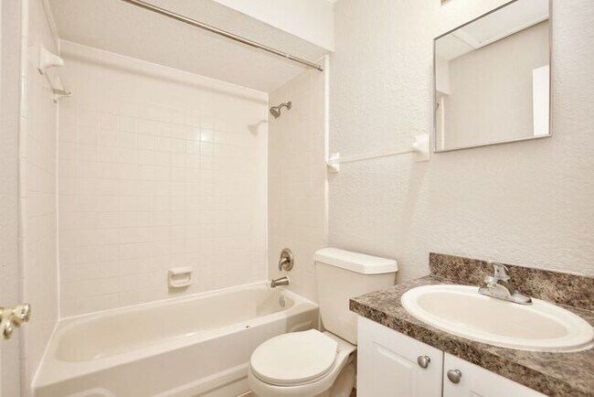 Building Photo - Spacious 2/2 Condo in Hawthorne Village - Orlando! Available Now!