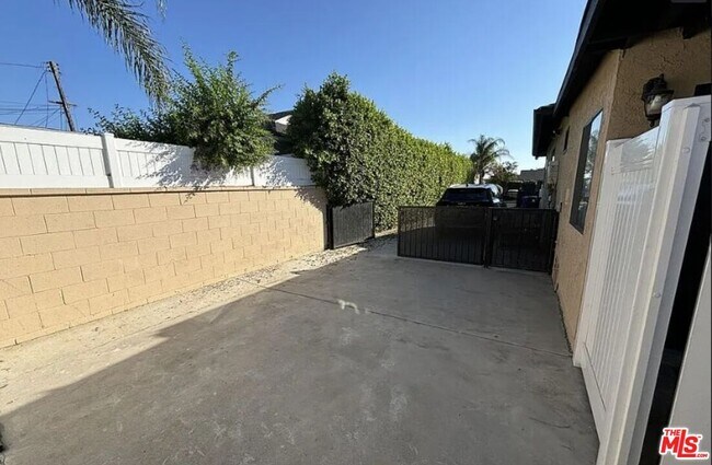 Building Photo - 9248 Lev Ave