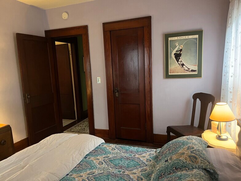 Building Photo - 719 W 2nd St