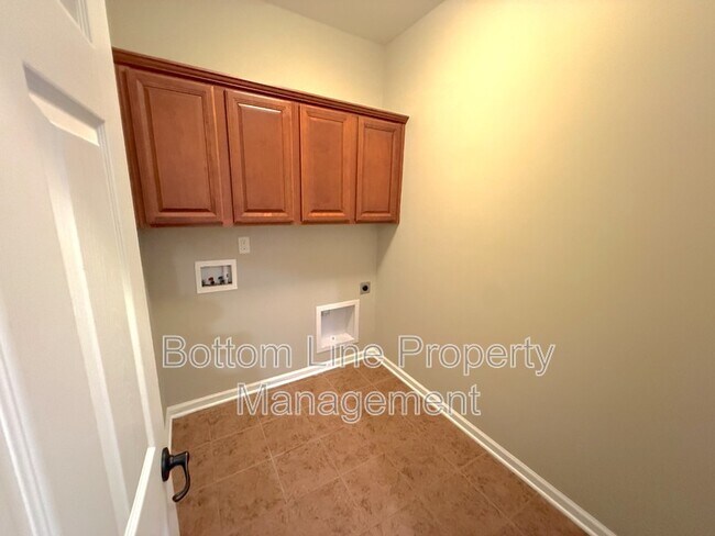 Building Photo - 15007 Skypark Dr
