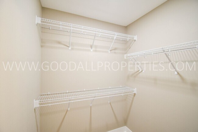 Building Photo - 3 Bedroom 2 Bathroom 2 Car garage in Desoto.