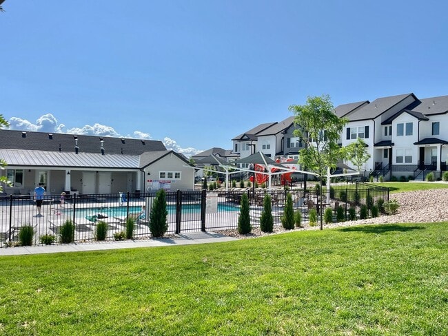 Building Photo - Beautiful Poolside Townhome at Mountain Ridge!