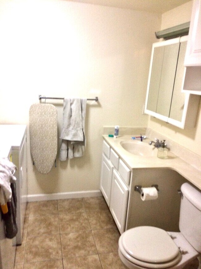 Building Photo - Davis - Centrally Located Home