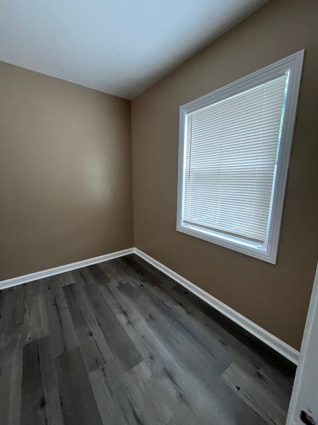 Building Photo - 3 Bedroom 1.5 Bath Back house