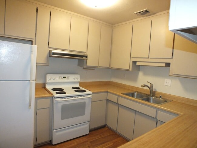 Building Photo - Rescue duplex 2/2 home with garage and fen...