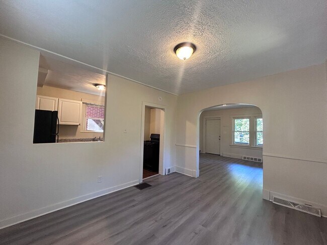 Building Photo - 3 Bedroom 1 Bathroom Home (Perry South)