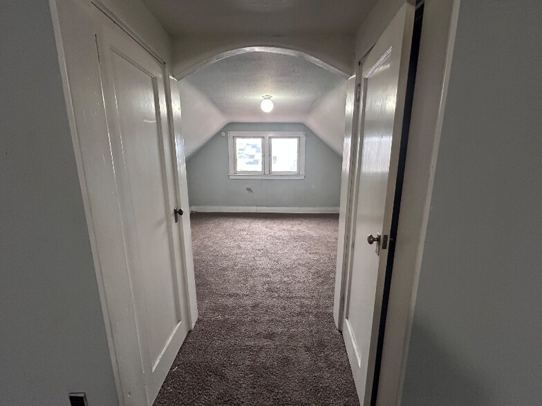 Building Photo - 977 E 128th St