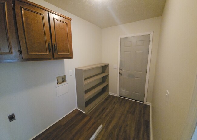 Building Photo - 5727 Lexington Dr