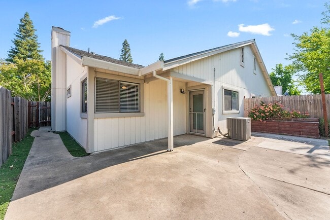 Building Photo - Charming 2 Bedroom 2 Bath Duplex