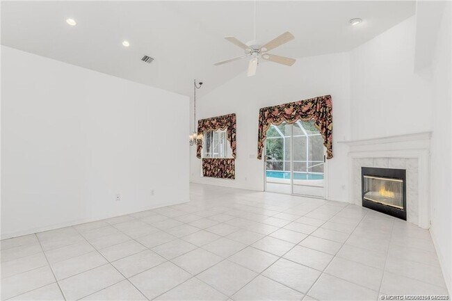Building Photo - 376 NW Canna Way