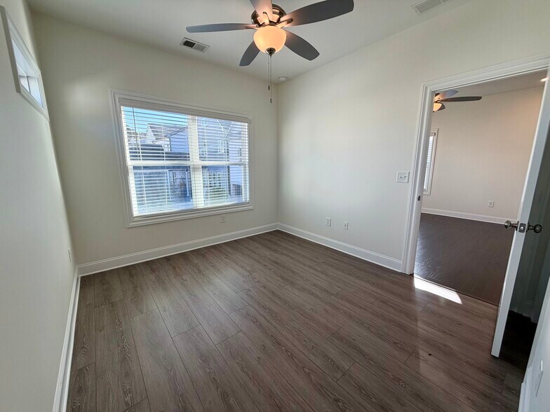 Building Photo - 1747 Stone Hedge Dr NW