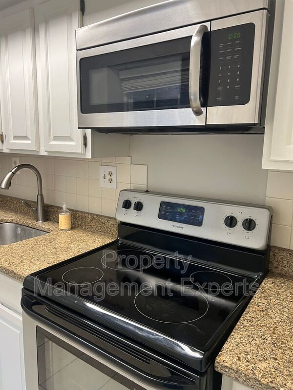 Building Photo - 1322 Fort Myer Dr