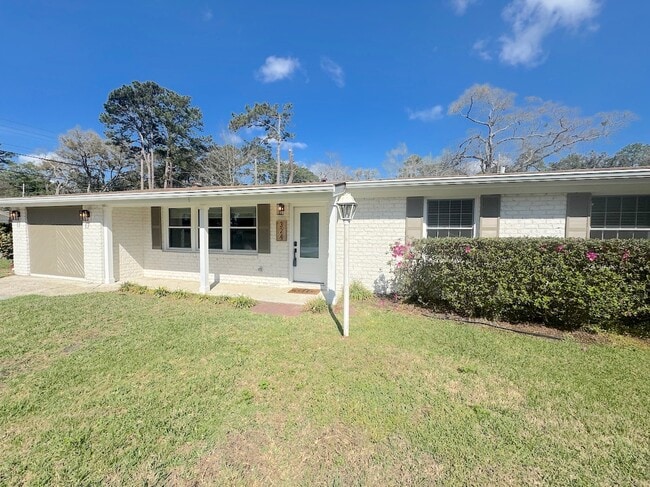 Building Photo - 322 Tanglewood Rd