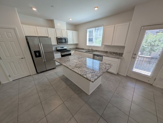 Building Photo - 664 Vetiver Ln