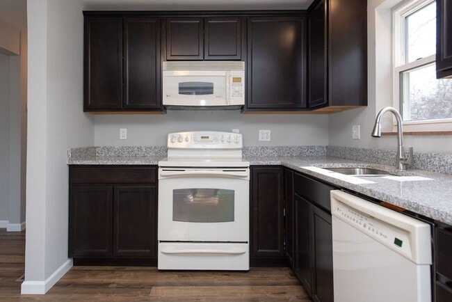 Building Photo - COVEDALE - 3+ bedroom brick cape cod  with one garage built in garage