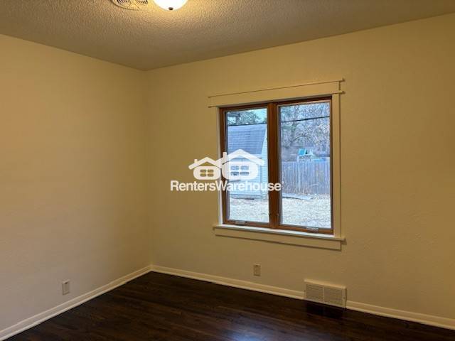Building Photo - 132 Elm St S