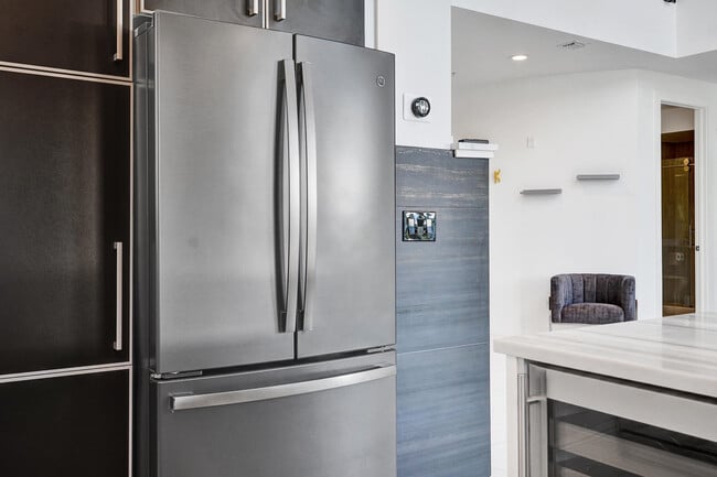 Building Photo - 365 SE 6th Ave