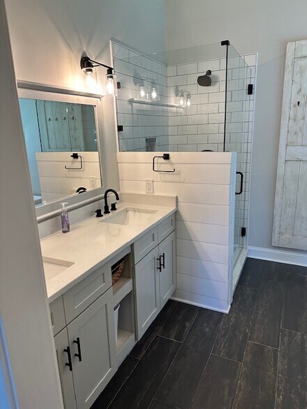 Primary Bath - 4493 Winn St