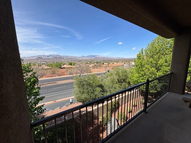 Building Photo - Highly Desirable Lakota Ridge!