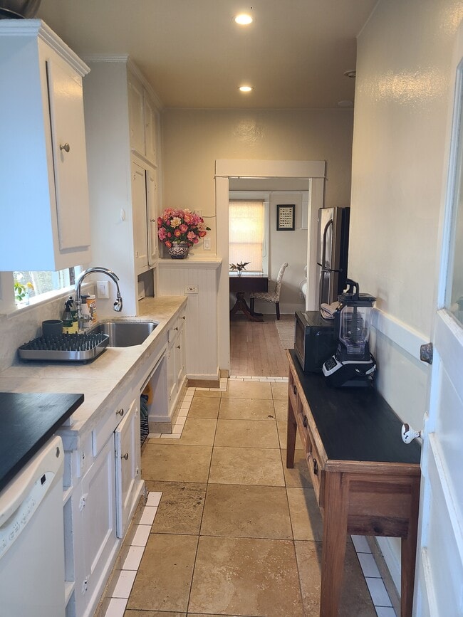 Building Photo - 36 19th Pl