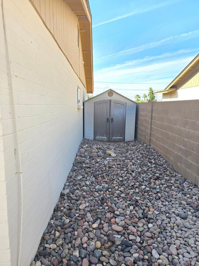 Building Photo - 1615 W Summit Pl