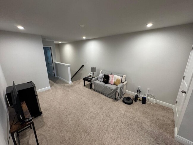 Building Photo - Beautifully maintained 3-bedroom, 2.5-bath...