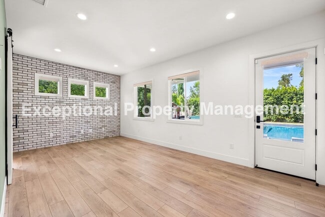 Building Photo - Amazing Executive Estate!