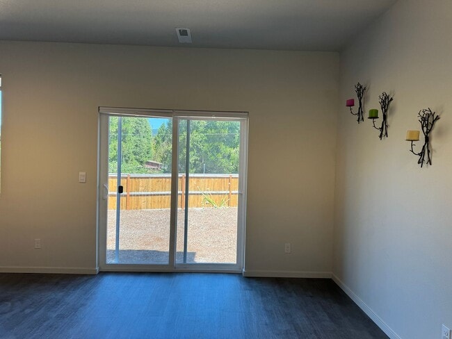 Building Photo - 4 bedroom 2.5 bathrooms in the beautiful M...