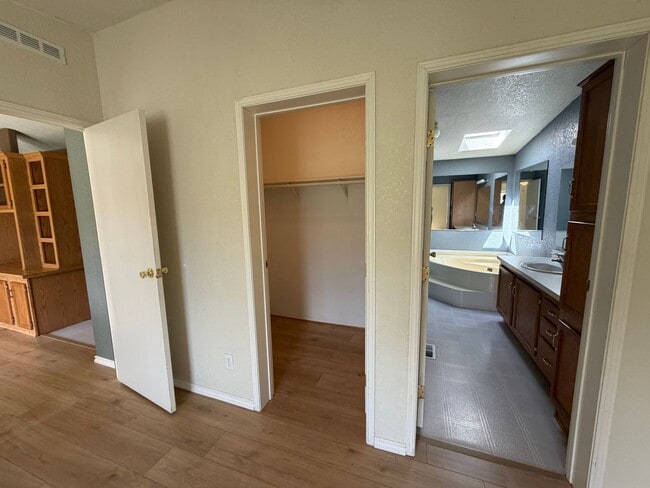 Building Photo - Three Bedroom with Gorgeous Views!