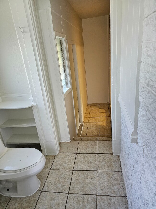 Building Photo - Spacious 3-Beds, 2-Bath Apartment. Back unit