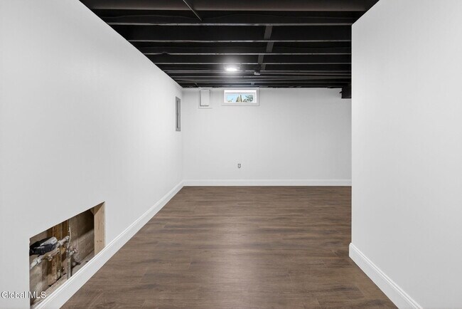 Building Photo - 10 Derry Ln