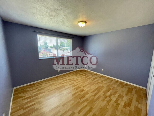 Building Photo - Spacious 4 Bedroom House In Springfield!