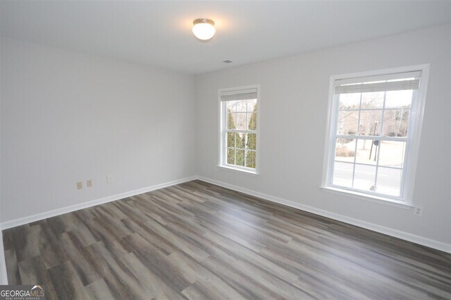 Building Photo - 3205 Vaughan Dr