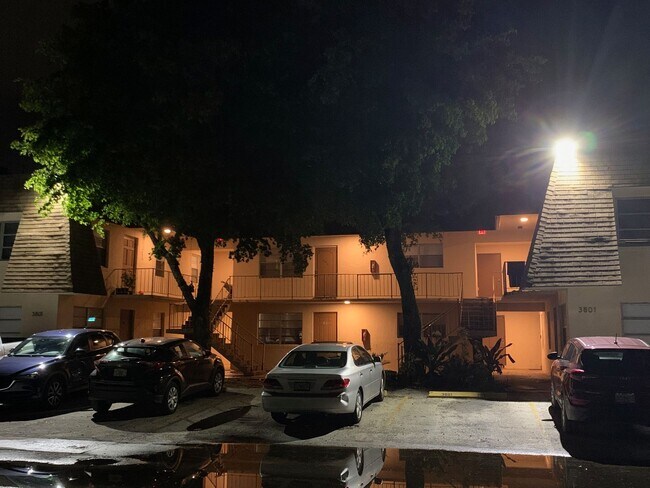 Building Photo - 3801 SW 59 Terr Davie, FL 33314