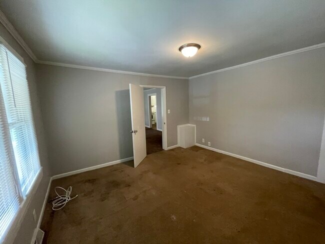Building Photo - 3 bedroom 1 bath house available