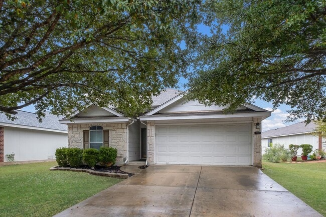 Building Photo - MOVE IN SPECIAL!