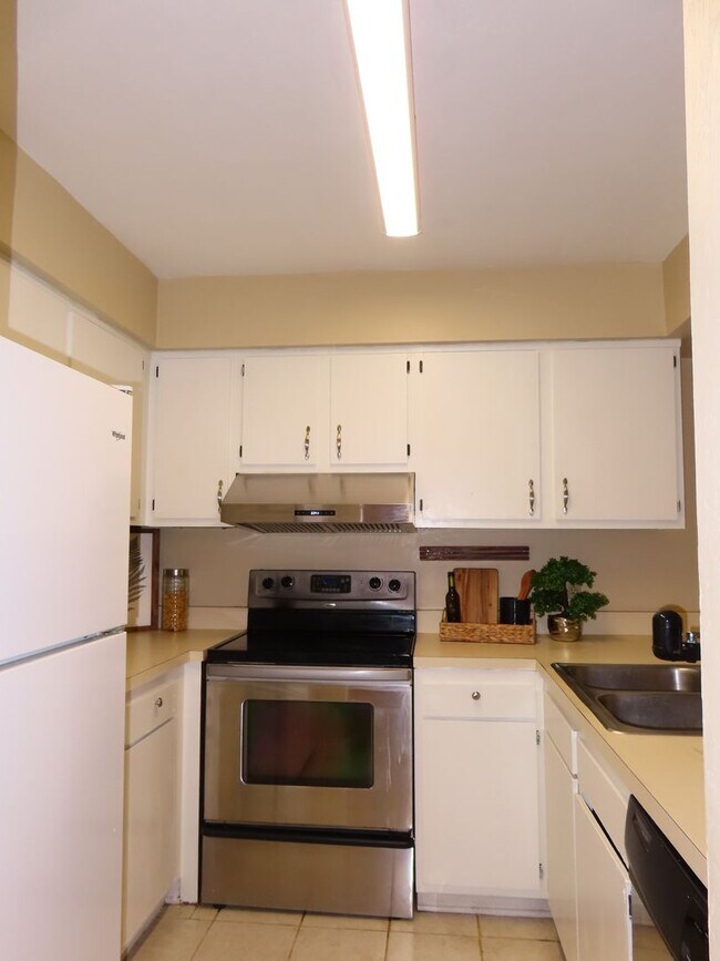Building Photo - Space, Style & Location You’ll Love