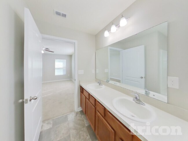 Building Photo - 1987 April Oaks Dr