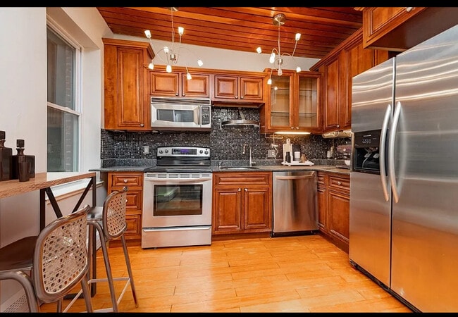 Building Photo - 390 Riverway