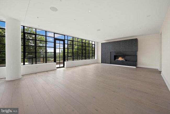 Building Photo - 1055 Wisconsin Ave NW