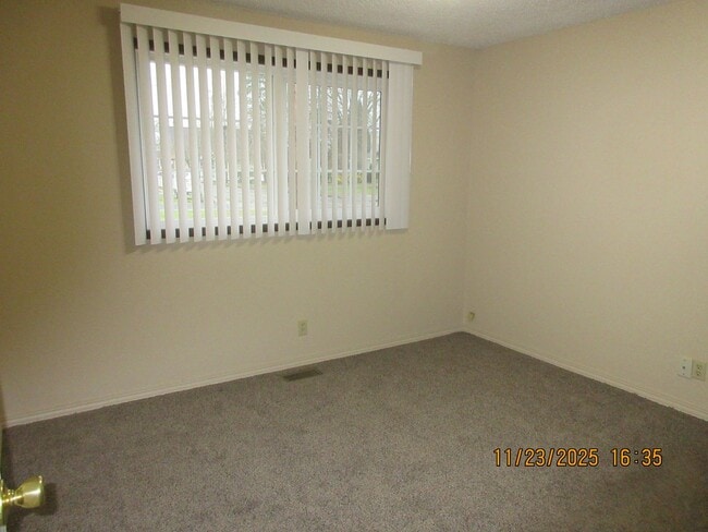 Building Photo - Updated and refurbished