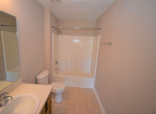 Building Photo - WOW! 2/2 in Merrill Pines Gated Community