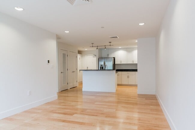 Building Photo - 1BR/1BA - Beautiful Updated Condo in Downtown Portland
