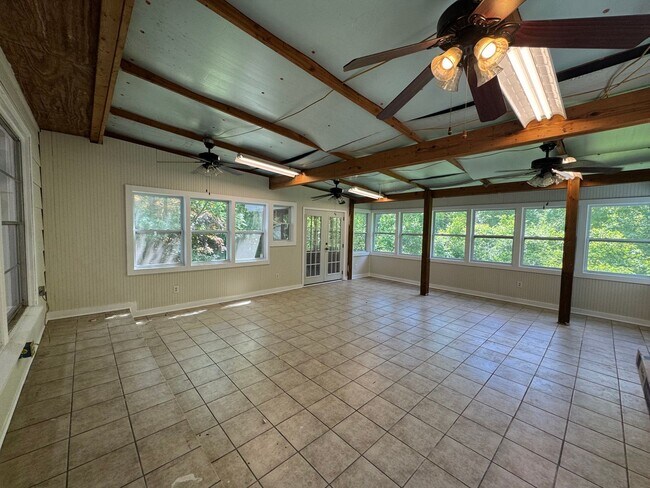 Building Photo - Large spacious home