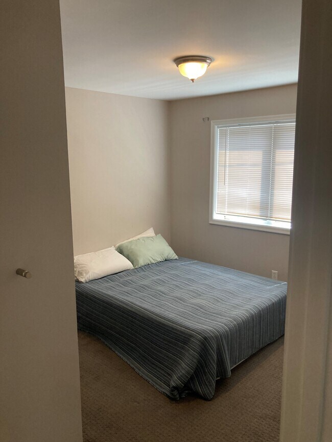 Building Photo - 2321 Quincy St NE