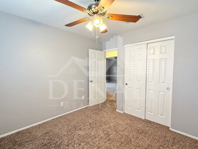 Building Photo - 805 S Esmeralda