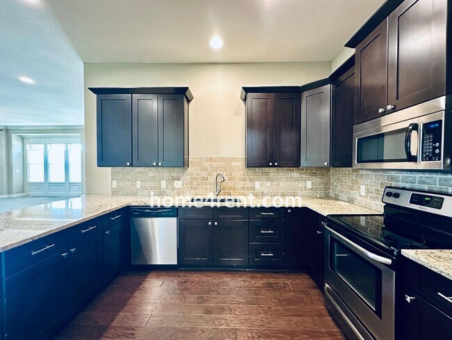 Building Photo - Main Level Primary Bedroom, Updated Kitche...